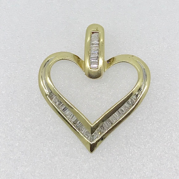 Jewelry - NWT .28 ctwl diamond baguettes 10kt YG heart